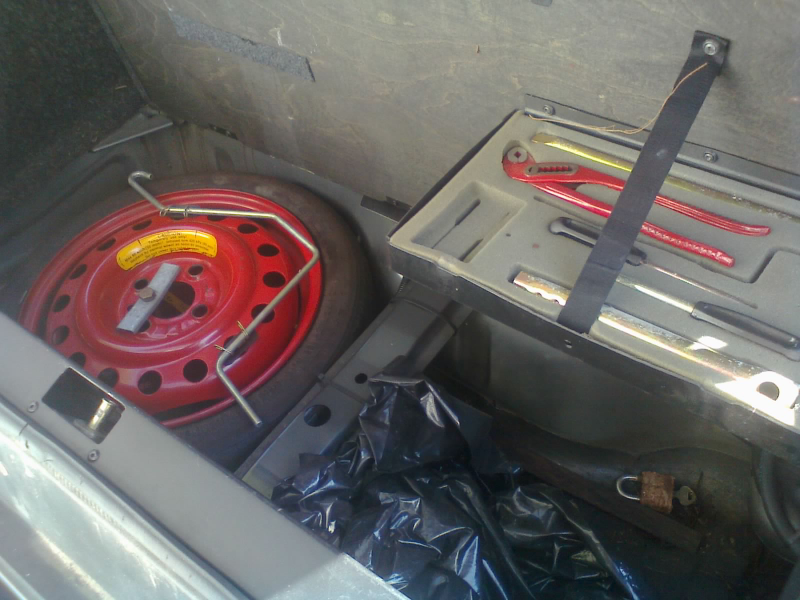 In the trunk, the jack, spare tyre, and most of the tool kit items were still there. Sweet!